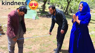 A kind man's magical gift to two homeless lovers😱