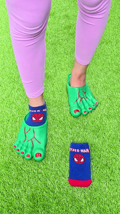 Which sandals and socks should she choose? 👡🦶👡 #love #viralvideoshorts #trendingshorts