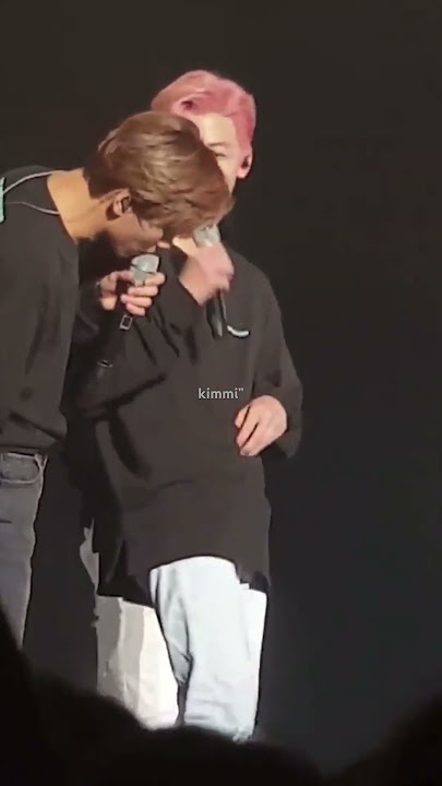 Jaemin teasing his abs on stage