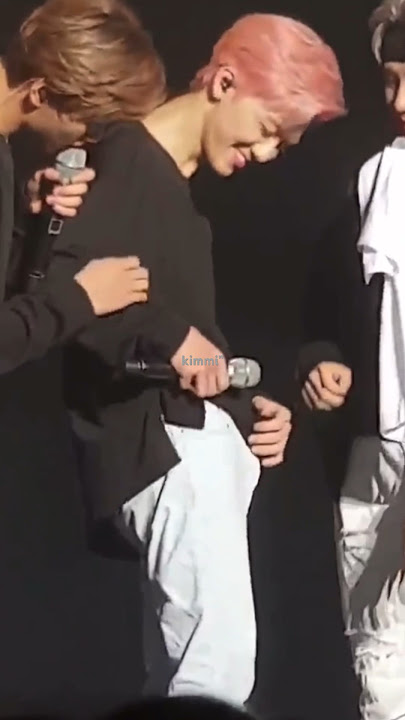 Jaemin teasing his abs on stage