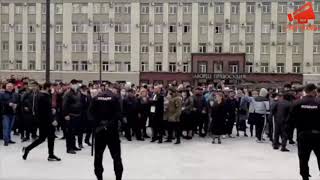 Сотни протестующих во Владикавказе требуют отмены режима самоизоляции