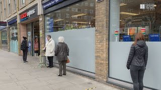 ロンドン市内の観光地は人影もなく、スーパーは等間隔で行列