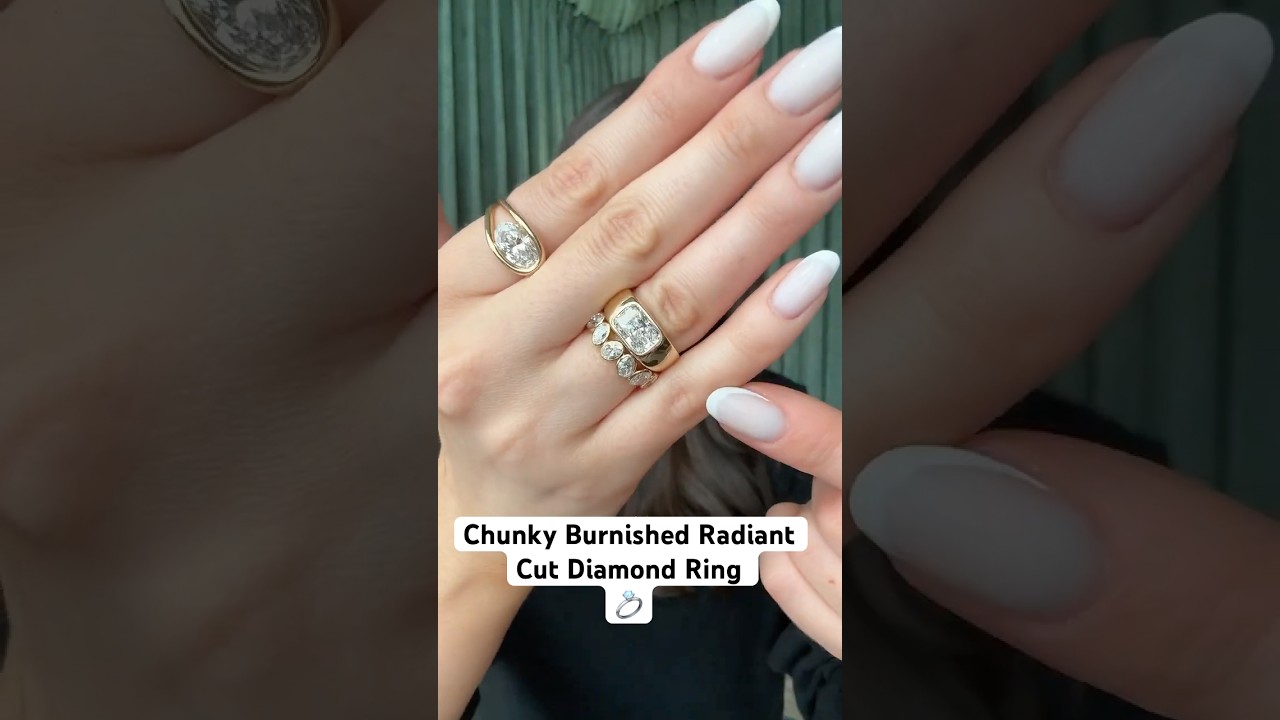 Массивное обручальное кольцо с бриллиантом огранки «радиант» (13-й день).