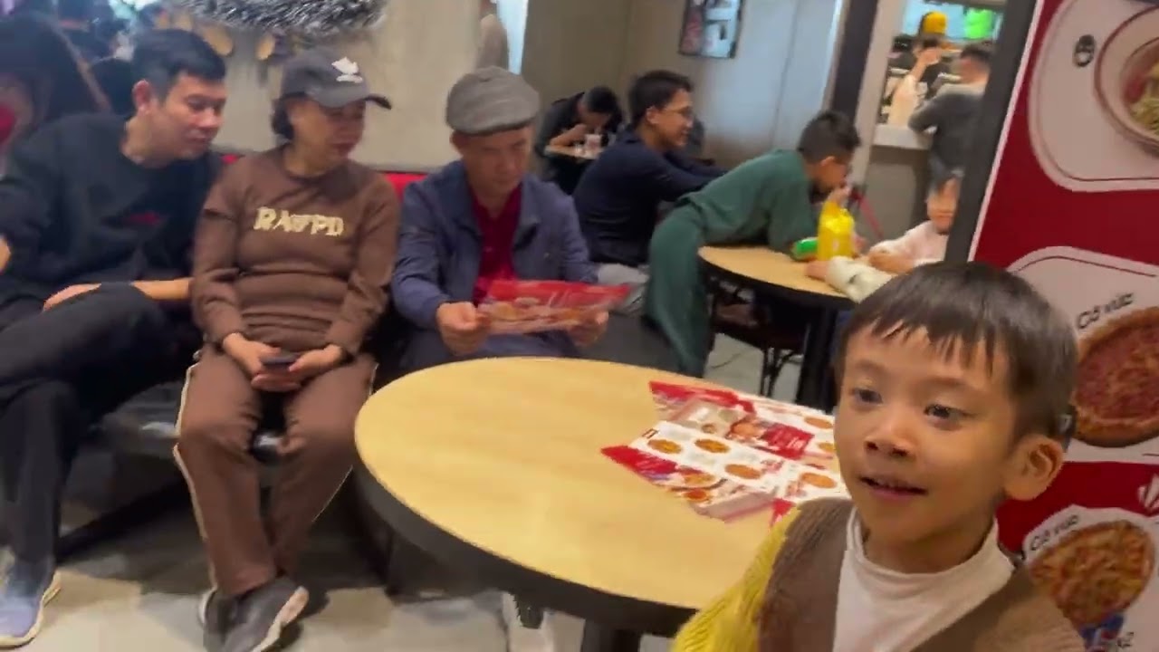 Người dân vui chơi  trung tâm thương mại aeon Hải Phòng ngày đầu tiên năm 2026 - nhịp sống Hải Phòng