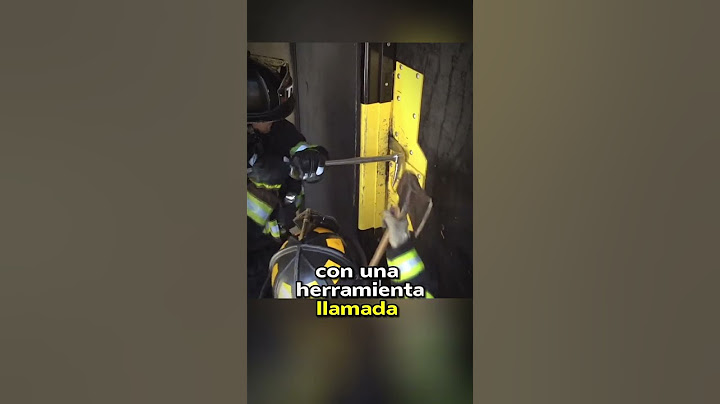 Así abren los bomberos una puerta bloqueada en una #historia #shorts