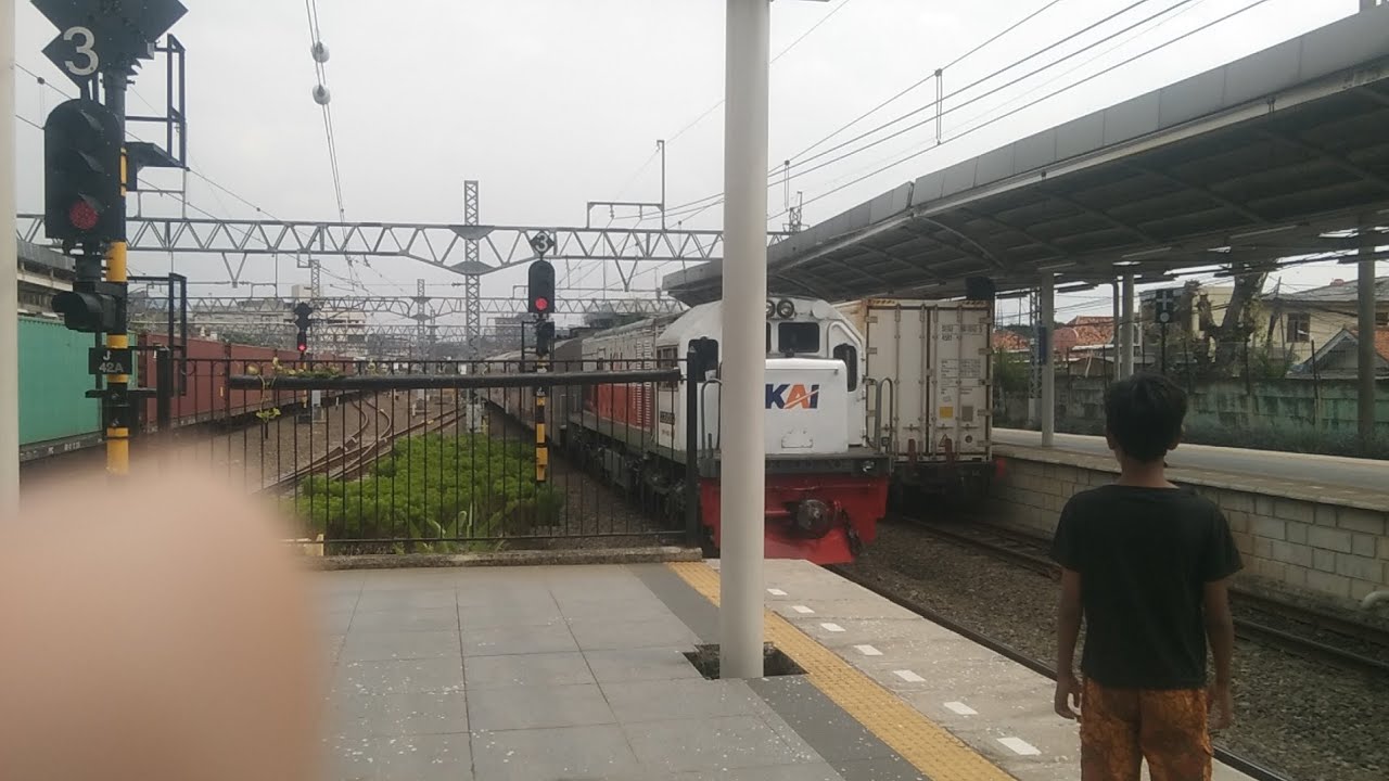 KA Gaya Baru Malam Selatan melintas langsung di Stasiun Jatinegara ...