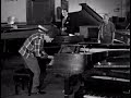 Capture de la vidéo Glenn Gould Chooses A Piano At Steinway & Sons (New-York, 1959)