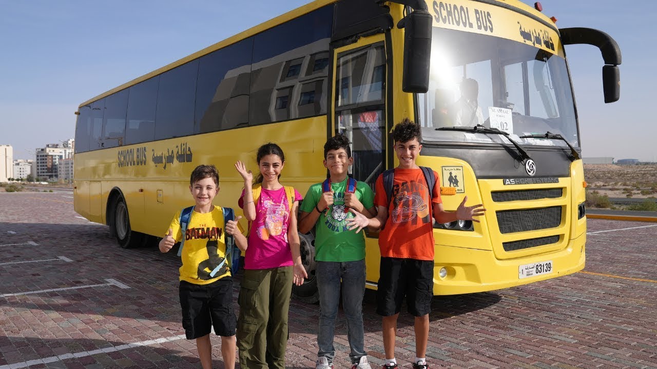 تتعلم هايدي وزيدان سلامة الحافلة المدرسية