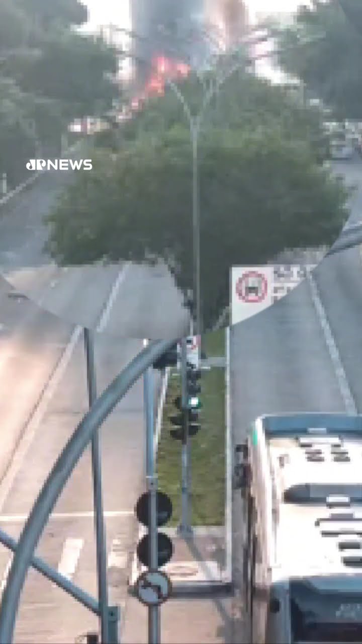 Veja momento exato da queda de avião em avenida de SP; 2 pessoas morreram #shorts
