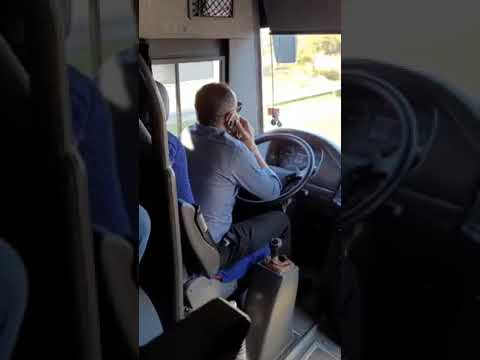 سائق حافلة ببنزرت ينشغل بهاتفه أثناء القيادة.. وراكبة تستغيث "يكونكتي ومستهتر بأرواح الناس"