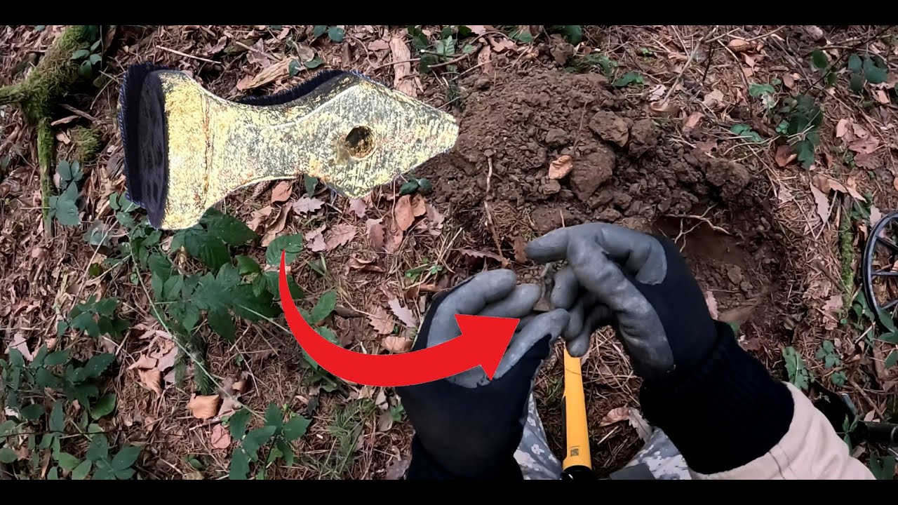 Sondeln mit Siegelstempel, Heiligenanhänger und Münzen.