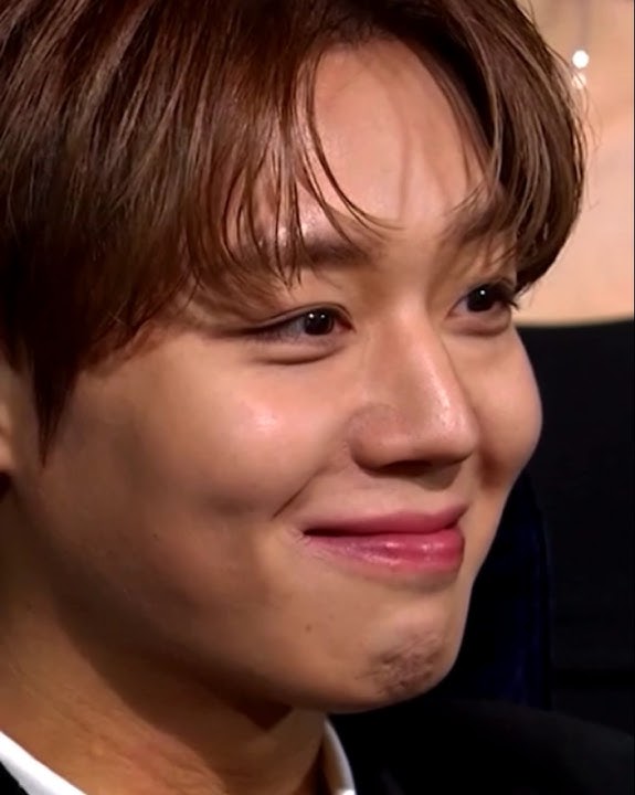 Park jihoon first award and Laughing is crazy #parkjihoon #jihoon #trending #awards #weakheroclass2