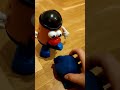 Mister Potato juega a baloncesto en un iglú de reciclado de vidrio #shorts