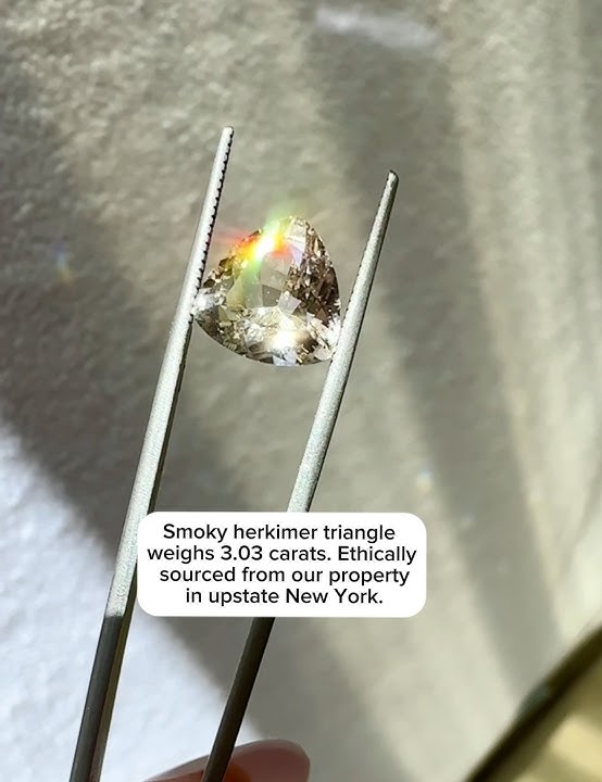 Smoky seriously stunning ✨This 3.03ct Herkimer triangle flashes rainbows like crazy 🔥