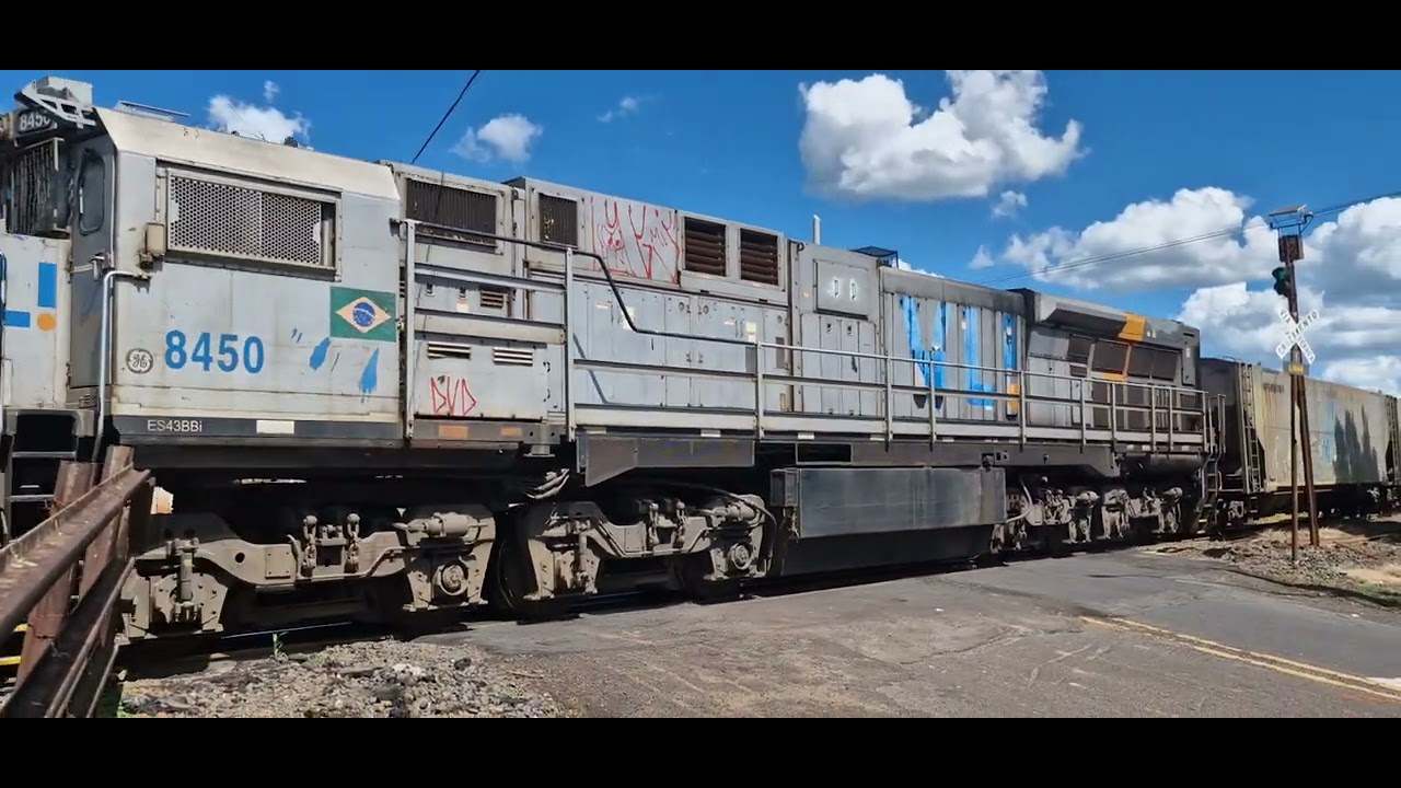 Trem de graos chegando em Uberaba com locomotiva sd70 e vagoes hfe 11/01/2026