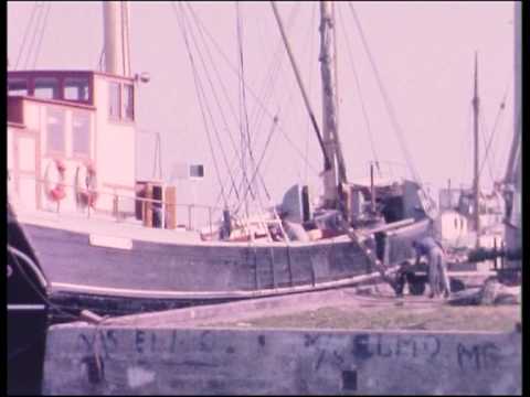 ÃrÃ¸, ÃrÃ¸fÃ¦rger, 8 mm smalfilm, arkitekt Niels Albretsen, 1962, 1963, del 2 af 4. === Indhold: Optaget fra havnen i ÃrÃ¸skÃ¸bing: FÃ¦rgen "ÃrÃ¸sund" Kig op fra havnen mod rÃ¥dhuset i...