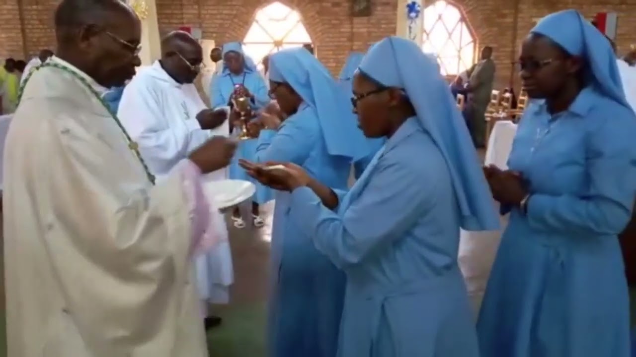 Kristu aratwihereza ingo tumwakire (Chorale St Kizito)