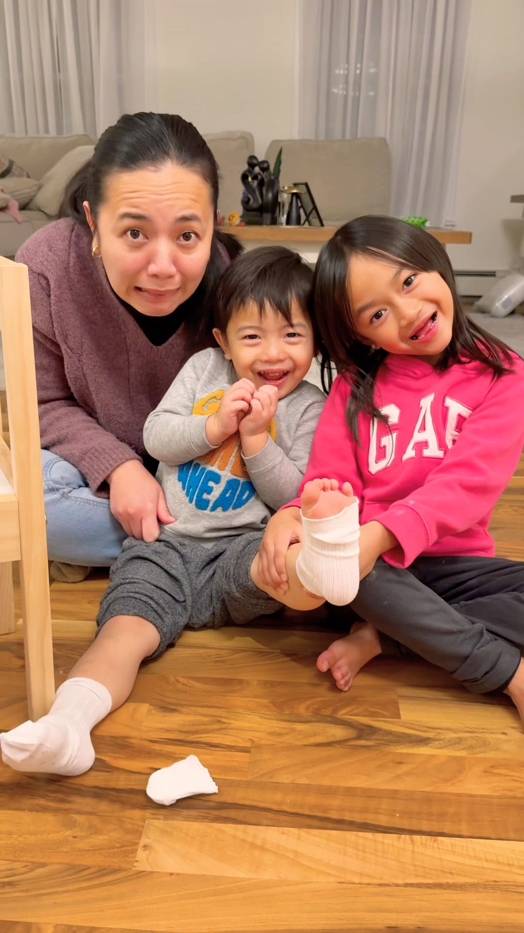 Mom and sister solve baby brother’s problem ???❤️?