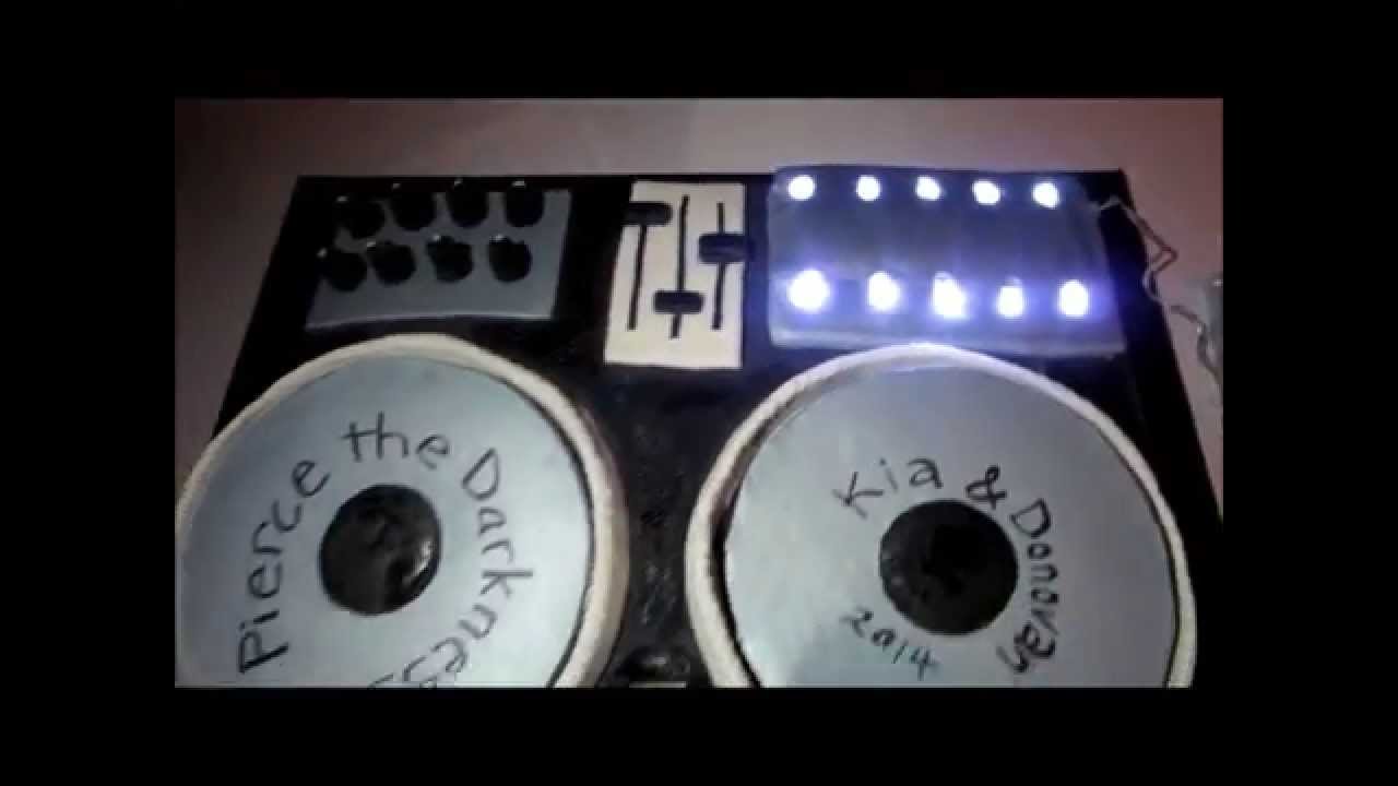 MoMa Cakes - Dj turntable cake! Love how it turned out!