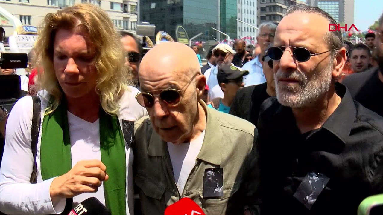 Sanatçı Özkan Uğur'un cenaze törenine ünlüler akın etti! Mazhar Alanson zorlukla yürüyebildi