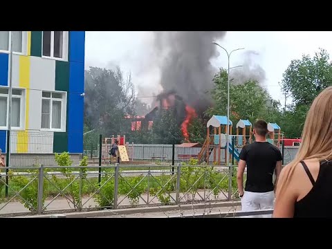 На юге Волгограда сгорел расселенный аварийный дом