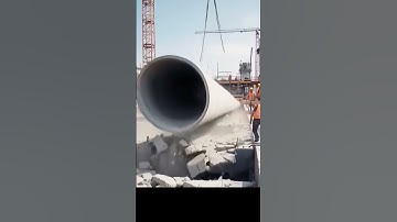 Tuột dây cáp móc cẩu, ống cống khổng lồ bị rơi, 4 công nhân gặp nạn