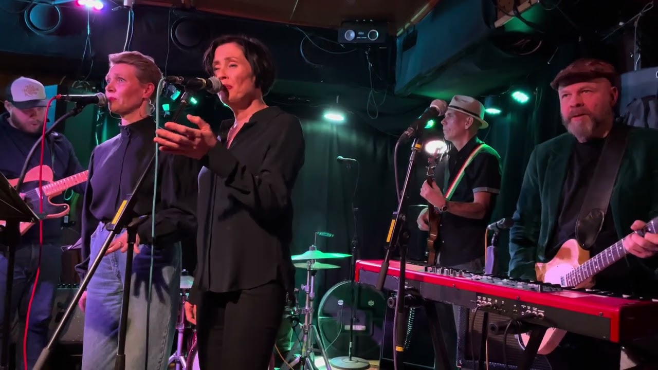 Mari Hatakka & Tiina Isohanni  at Sunday Night Music Club (IMG 6767.MOV)