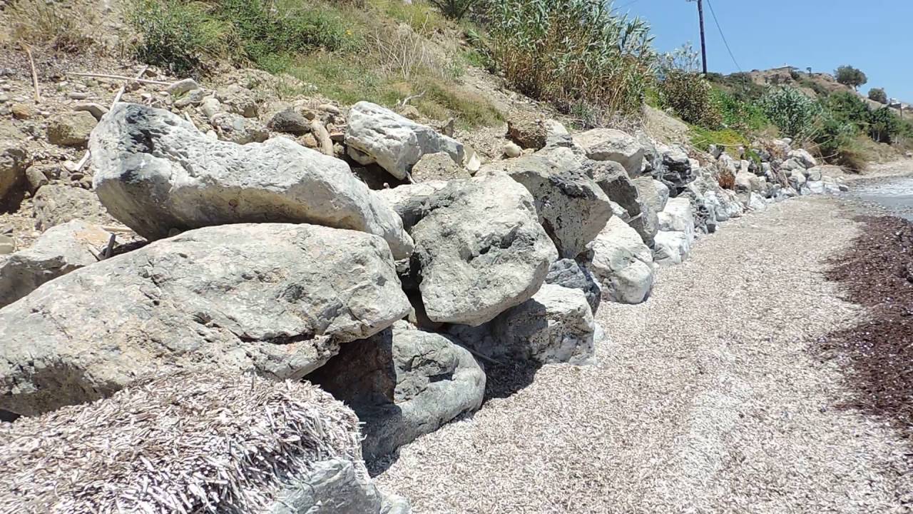 Южный Крит. Ливийское море. Плакиас. Как водоросли загаживают пляж