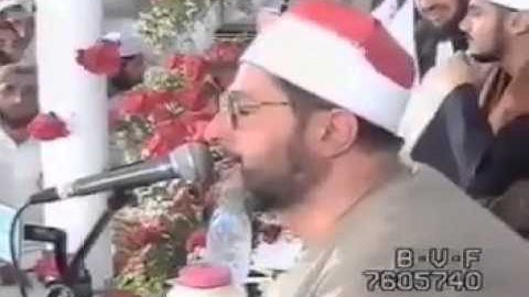 رجل يحسن الصوت في تلاوة القرآن الكريم
