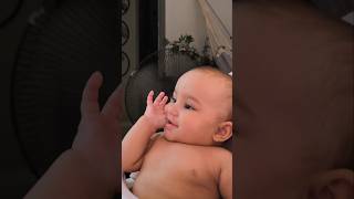 Maitê assistindo 3 Palavrinhas