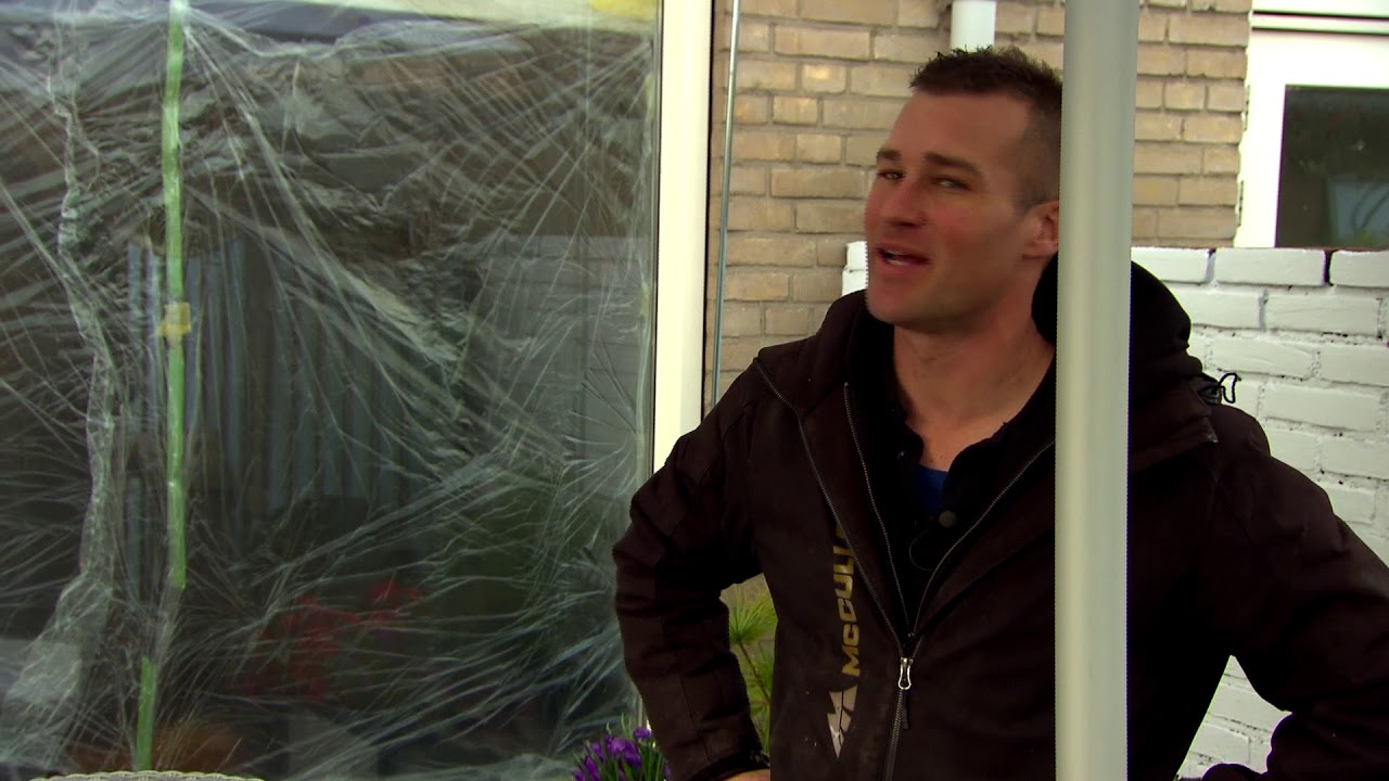 Witte automatische parasol met beschermhoes in De Grote Tuinverbouwing met Ivo Putman