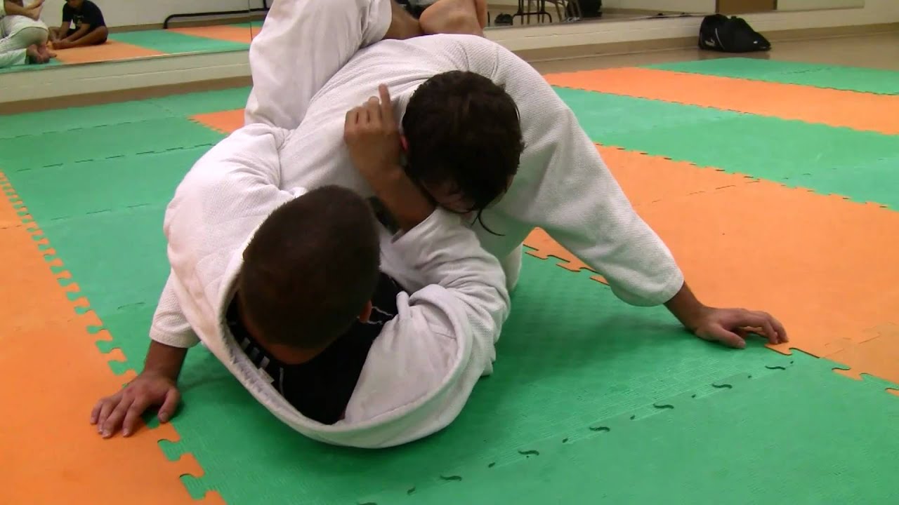 Overhook Cross Choke from Guard [Gi] YouTube