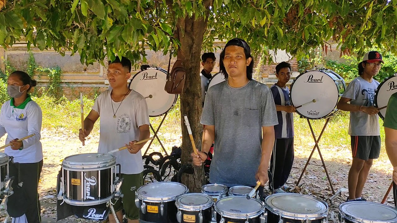 The Groovy Warmadewa Drumline (Warmadewa Marching Band University) -ParaDOks- Warm Up