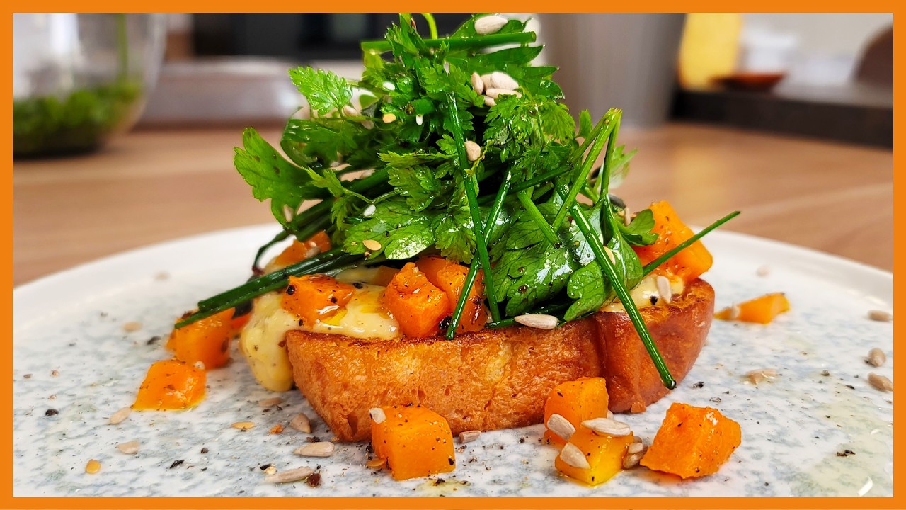 Œufs brouillés à la Tomme, potiron rôti, brioche toastée & salade d’herbes