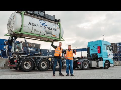 Terminal hoppen in Rotterdam met tankcontainers vol vloeibare levensmiddelen.