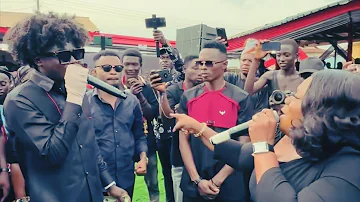 Piesie Esther performs Waye Me Yie with Kuami Eugene at his father’s funeral.