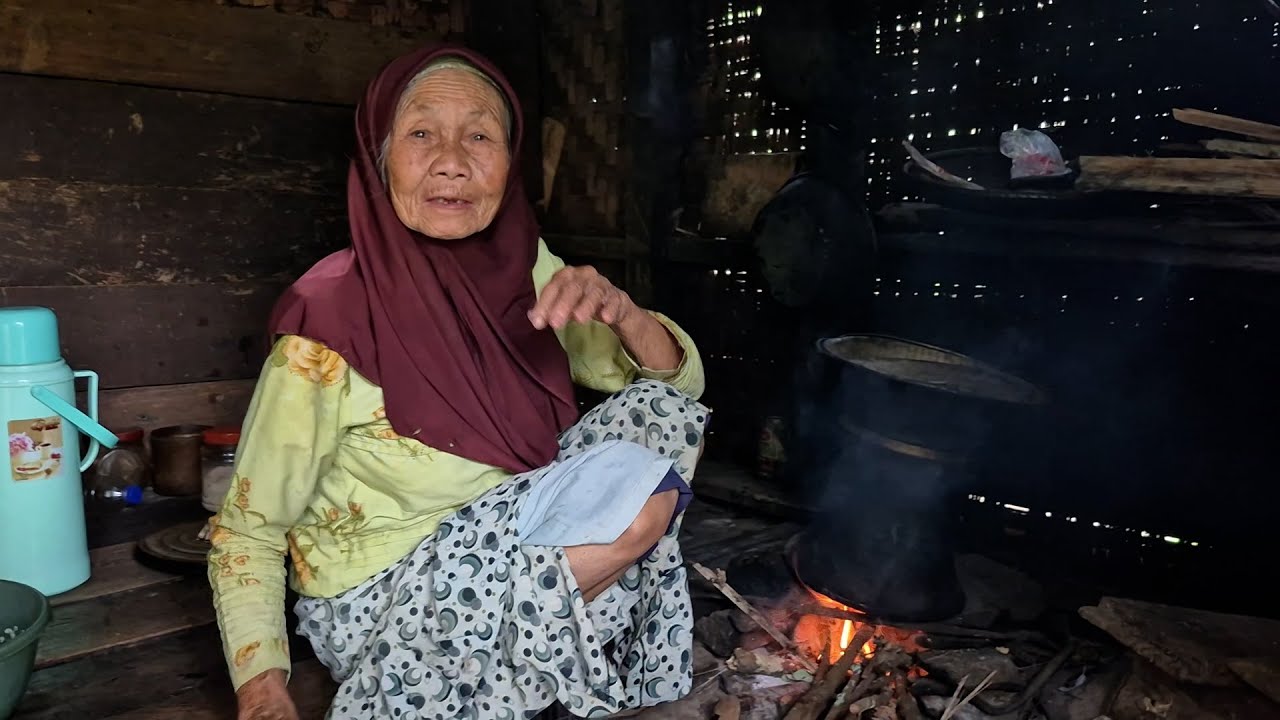 hidup di desa, emak tinggal sendiri di rumah sederhana jauh di pedalaman hutan
