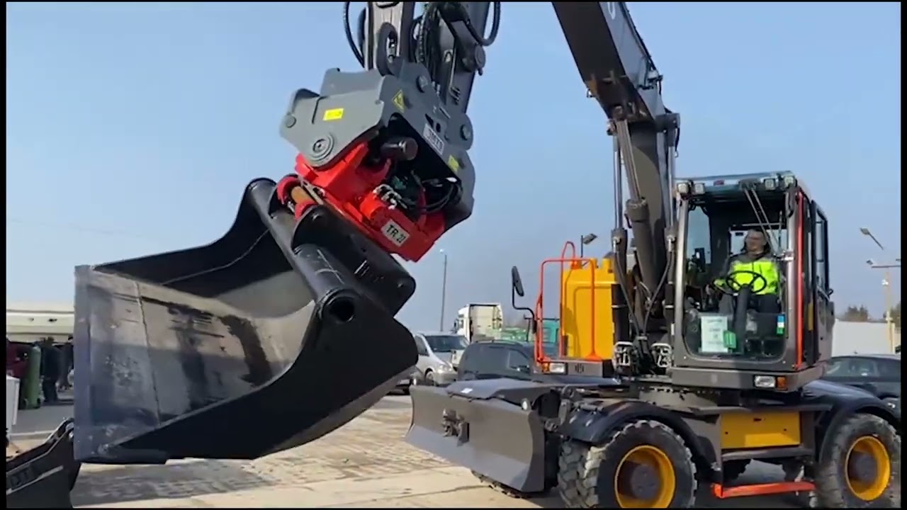 Volvo EWR170 wyposażone w szybkozłącze OilQuick OQ65 oraz dołączany tiltrotator MTS TR22 Pro2