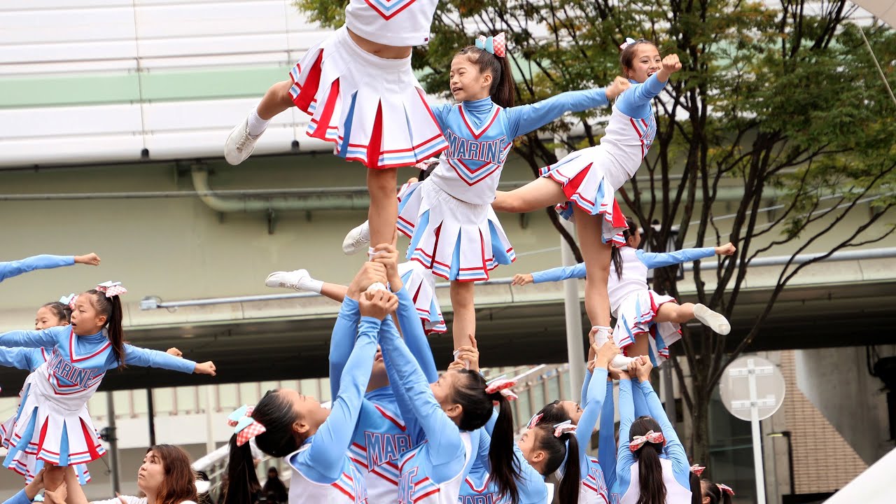 高く舞って大開脚！チアの迫力ジャンプ