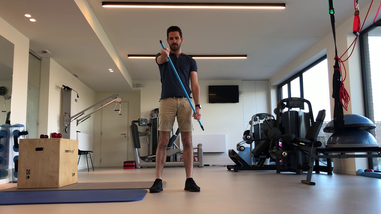 Frozen shoulder thuisoefeningen met een stok - RevaR kinesitherapie en