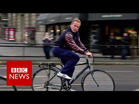 Arnold Schwarzenegger cycles wrong way down Edinburgh street - BBC News