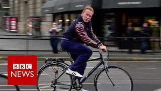 Arnold Schwarzenegger cycles wrong way down Edinburgh street - BBC News