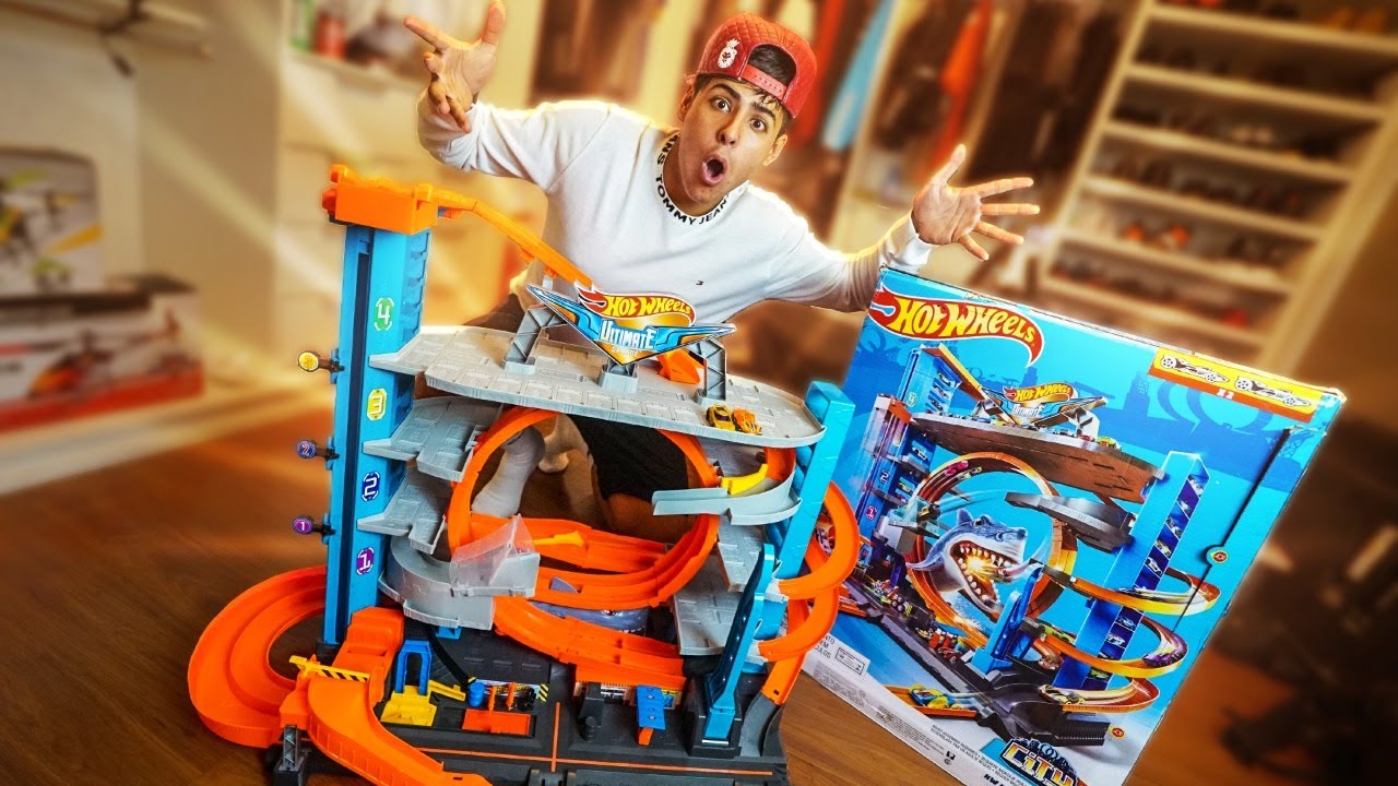 Carrinho da hot wheels e pistas da hot wheels com controle remoto