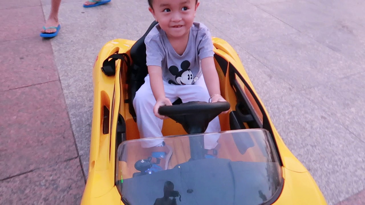 Sonic chơi đua xe tại quãng trường Bạch Đằng - YouTube