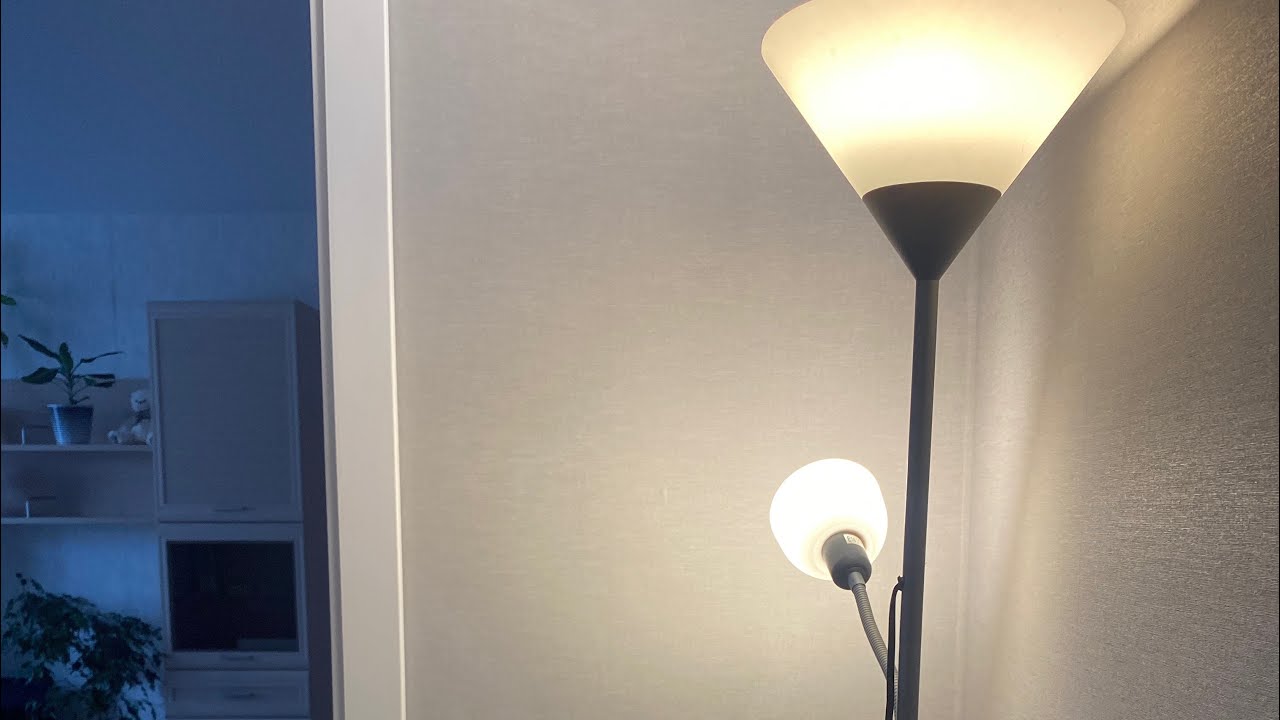 Поклеили обои. Теперь осталось дождаться прихожую и заменить плинтуса ...