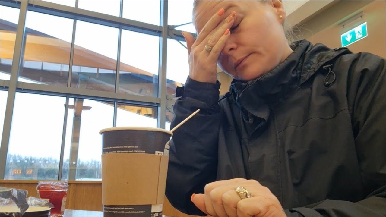 Мама упала, и я бегу к ней в 4 утра😫 Сильная эмоциональная усталость. Мне моют голову и сушат феном.