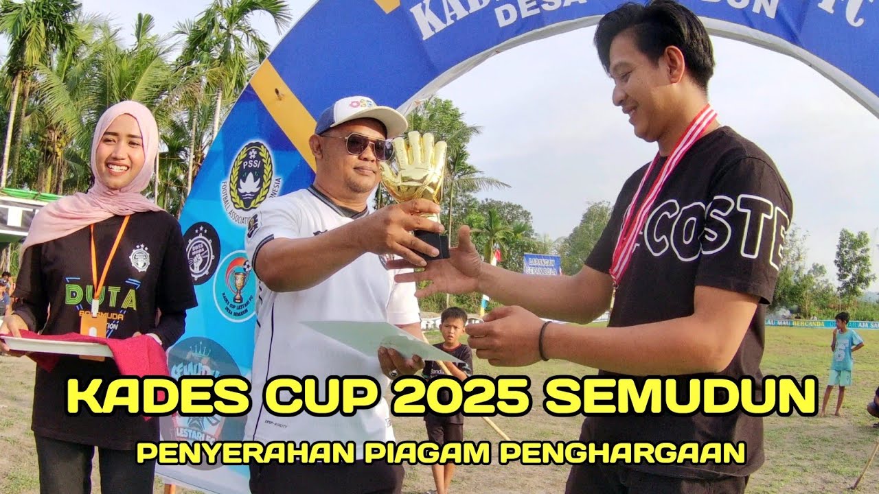 Penyerahan Piagam Piala Referee Best Player Best Top Score Goalkeeper KadesCup 2025 Semudun Mempawah