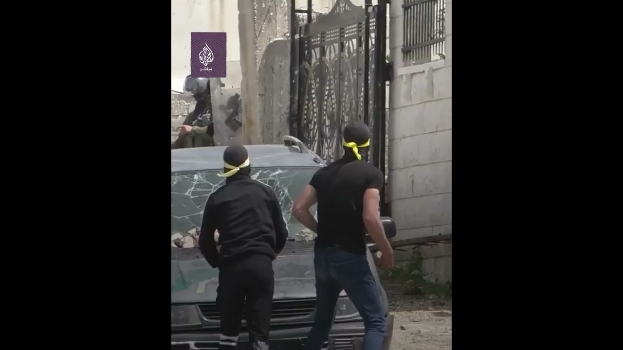 فلسطينيون يواجهون جنود مسلحين بحجارة