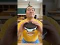 この太った男は特大オレオを持っている