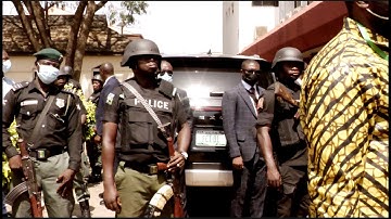 Wike gedwongen in zijn auto te blijven terwijl Makinde en Bala Mohammed